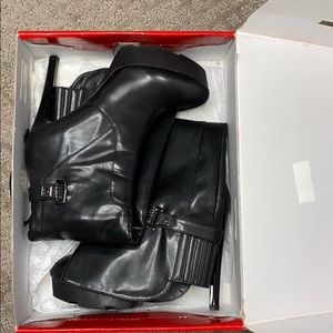 GUESS black boots below the knee